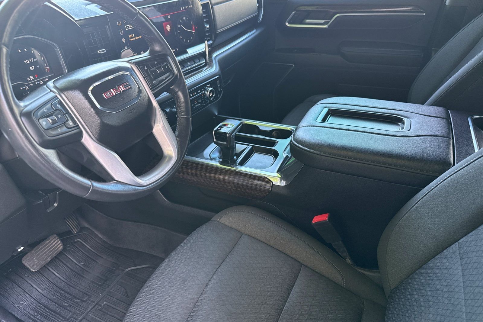 Used 2022 White GMC Elevation image 9