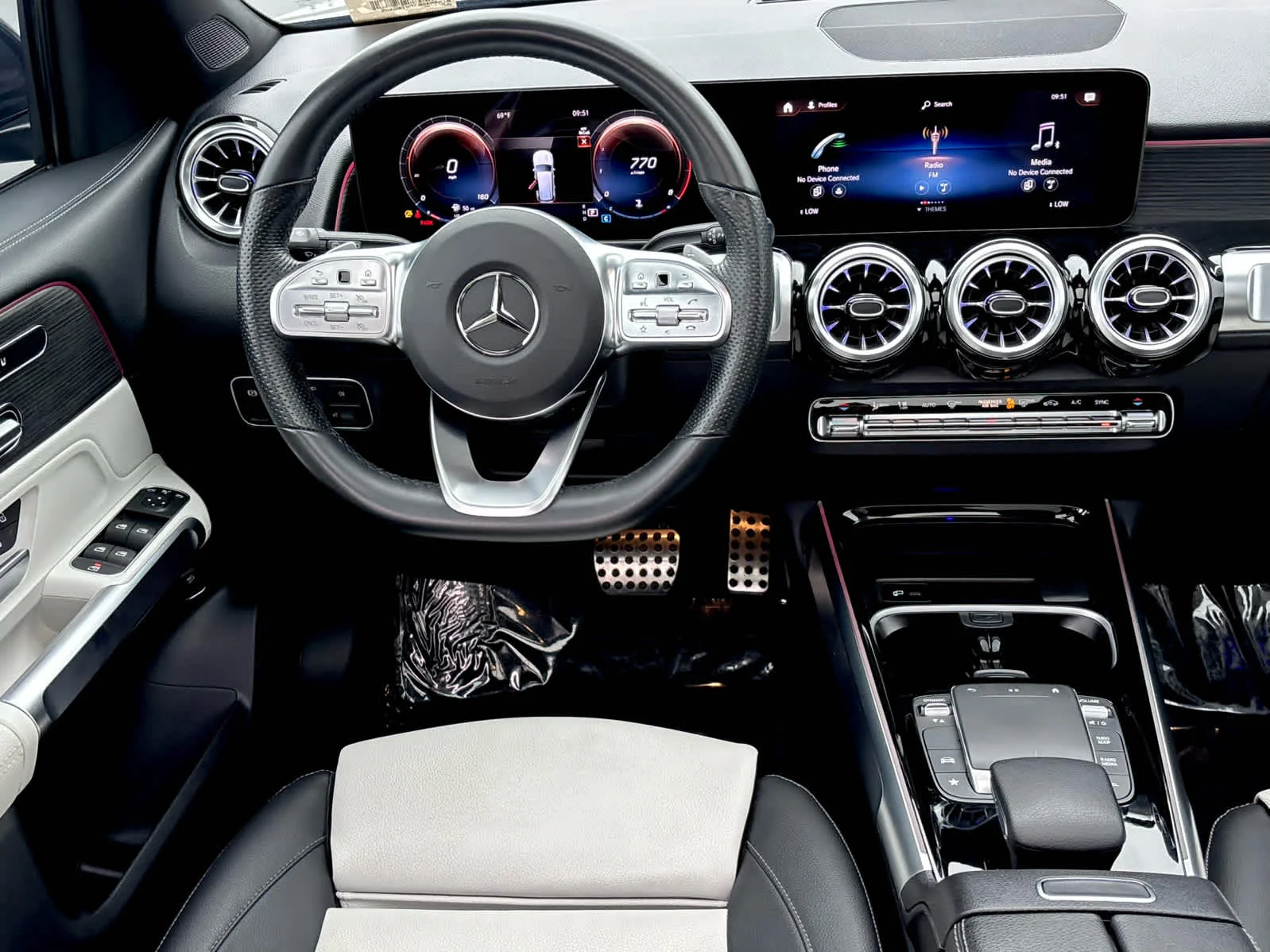 Used 2023 Mountain Grey Metallic Mercedes-Benz GLB 250 image 23