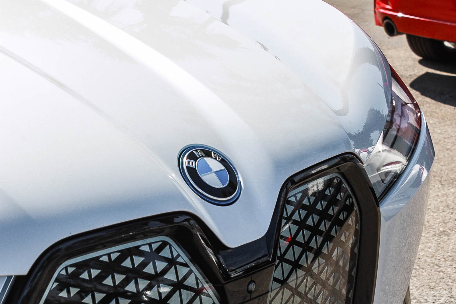Used 2024 Mineral White Metallic BMW xDrive50 image 9