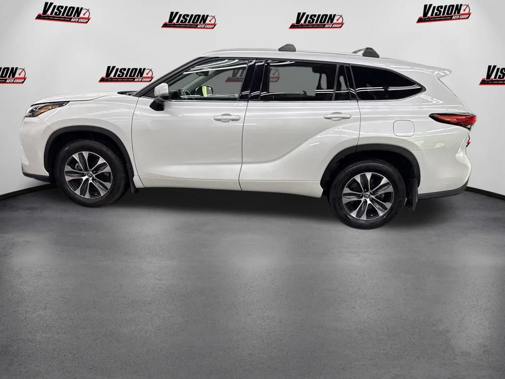 Used 2022 Beige Toyota XLE image 8