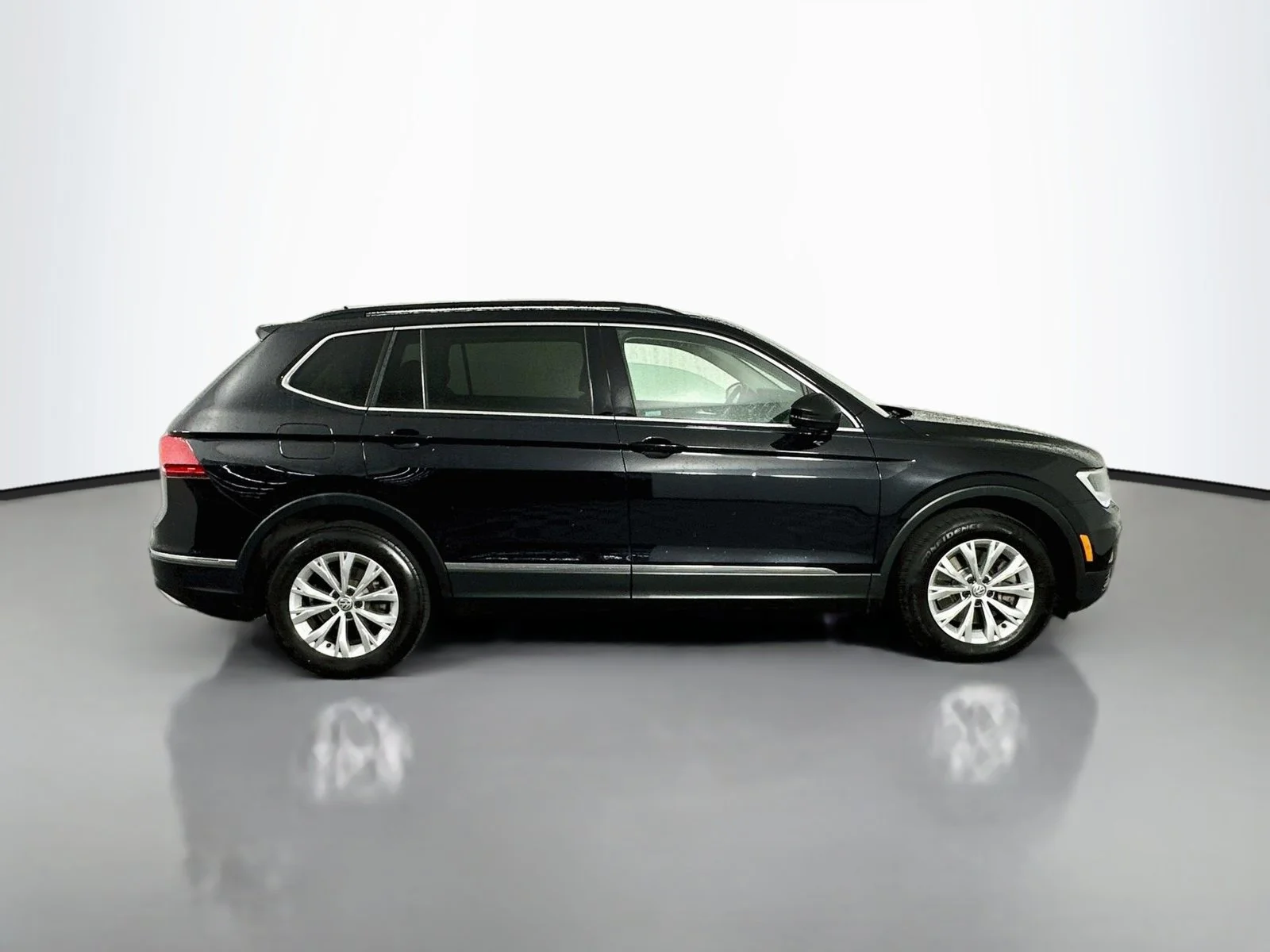 Used 2018 Deep Black Pearl Metallic Volkswagen 2.0T SE image 8