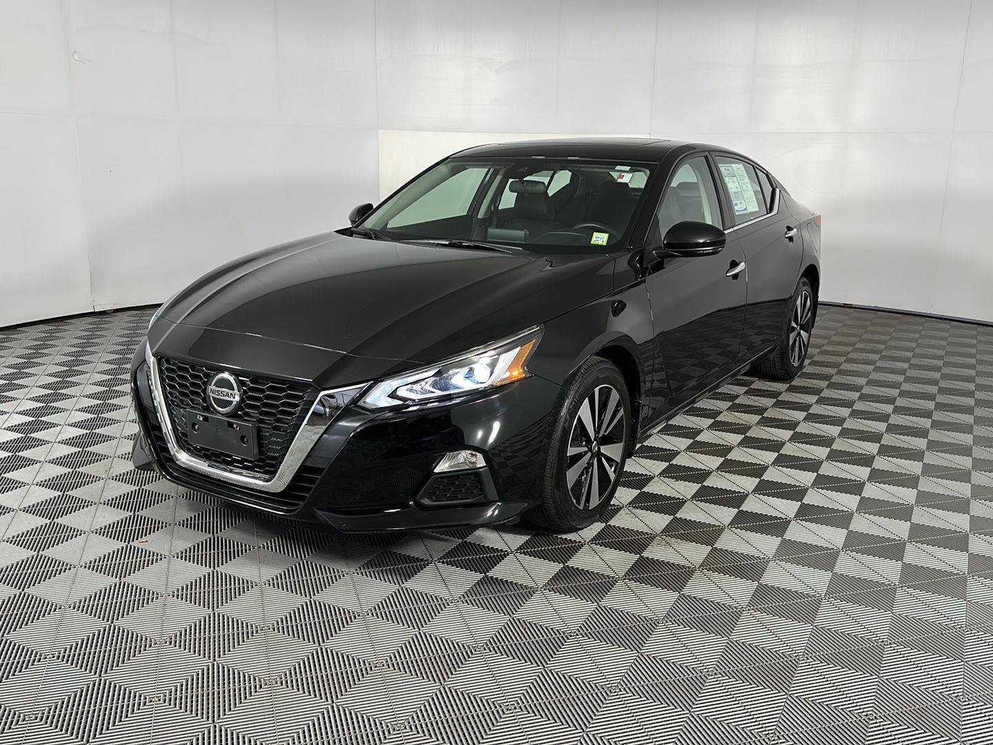Used 2022 Super Black Nissan 2.5 SV image 4