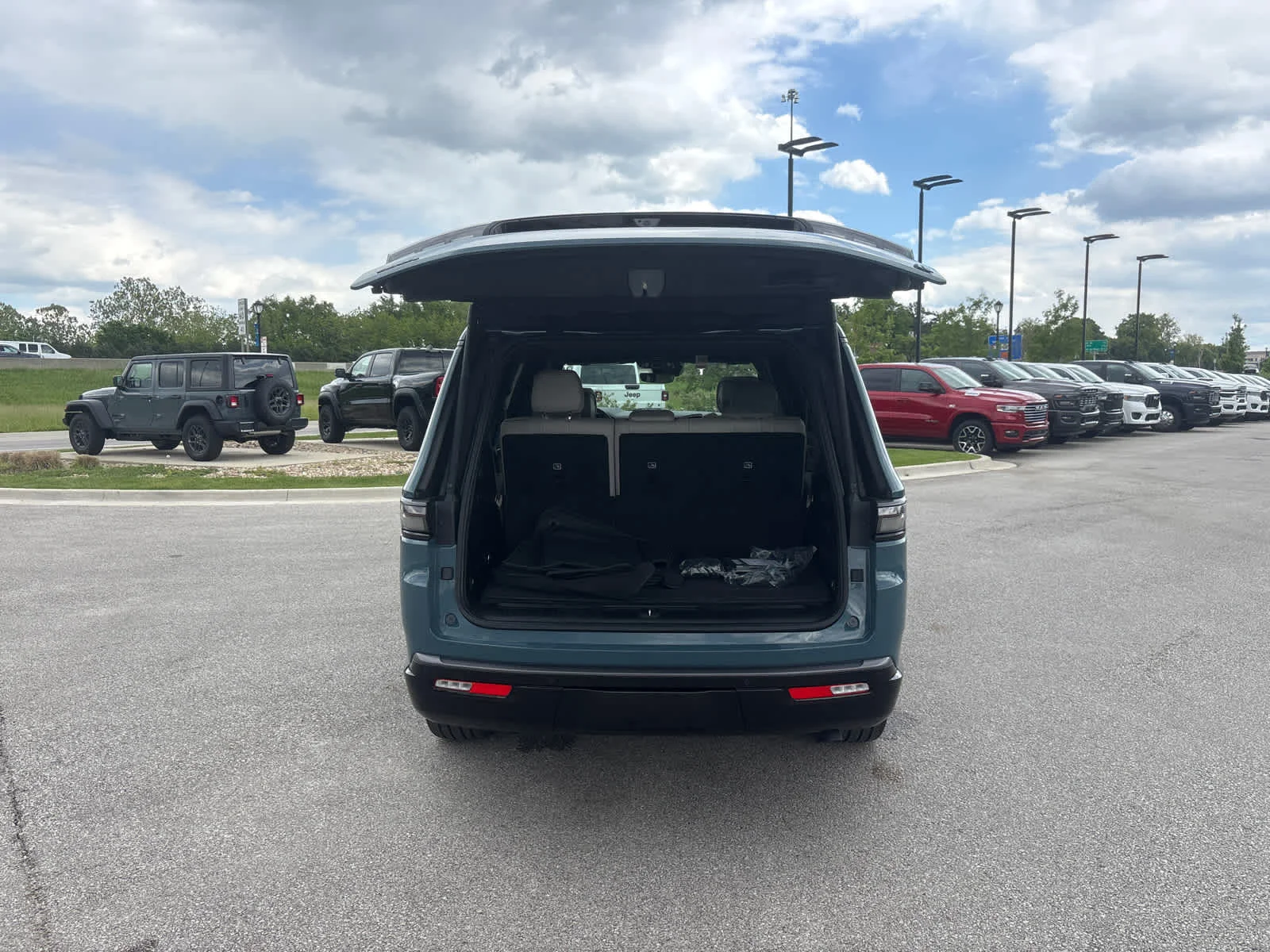 New 2026 Steel Blue Exterior Paint Jeep Limited Reserve image 11