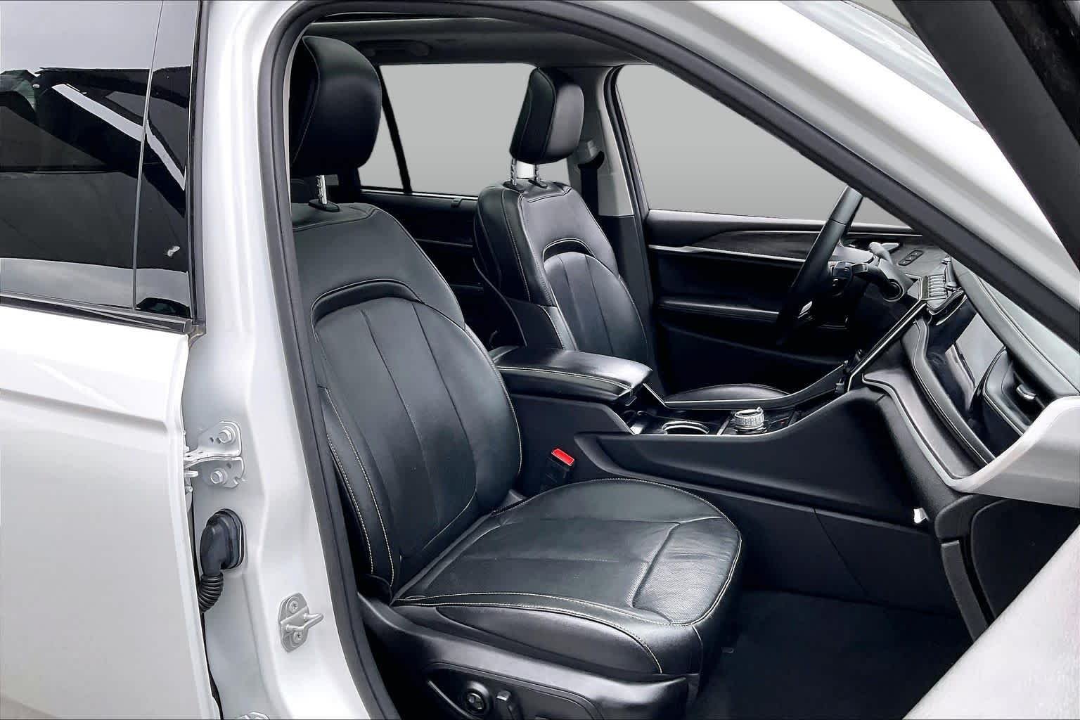 Used 2022 Bright White Clearcoat Jeep  image 9