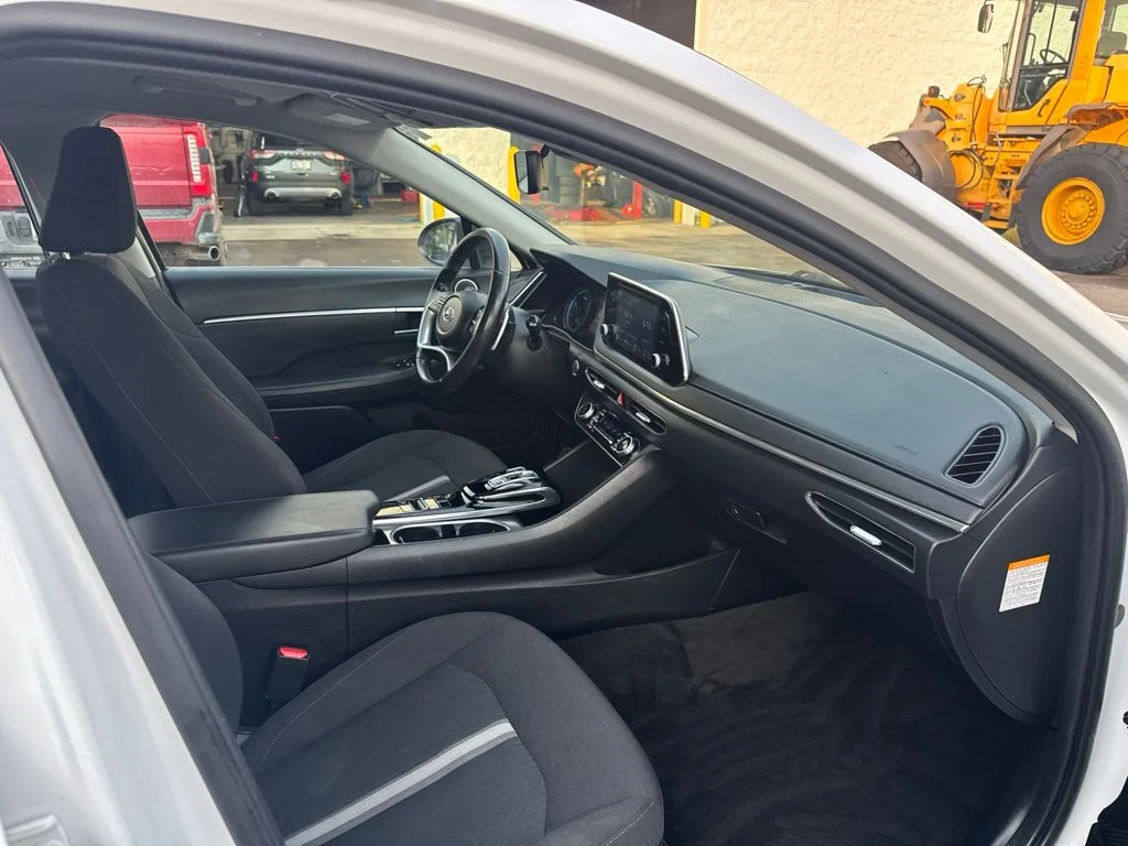 Used 2021 Hyper White Hyundai SEL image 24