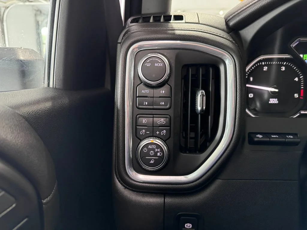 Used 2023 WHITE FROST TRICOAT GMC Denali image 27