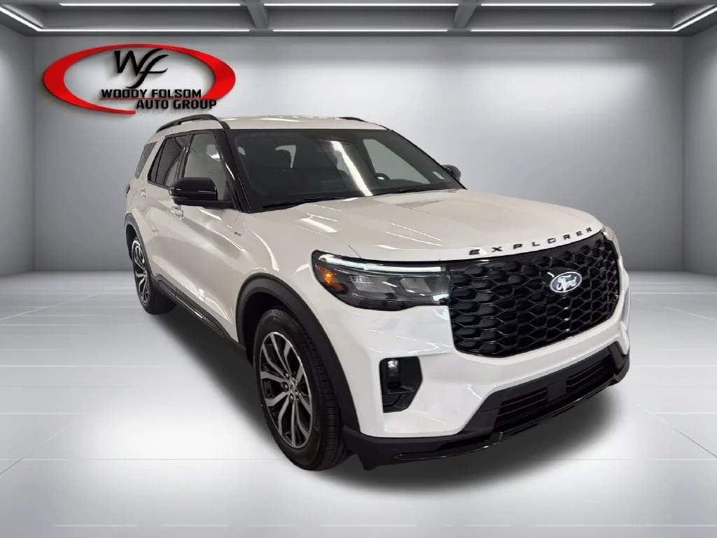 New 2027 Star White Metallic Tri-Coat Ford ST-Line image 3