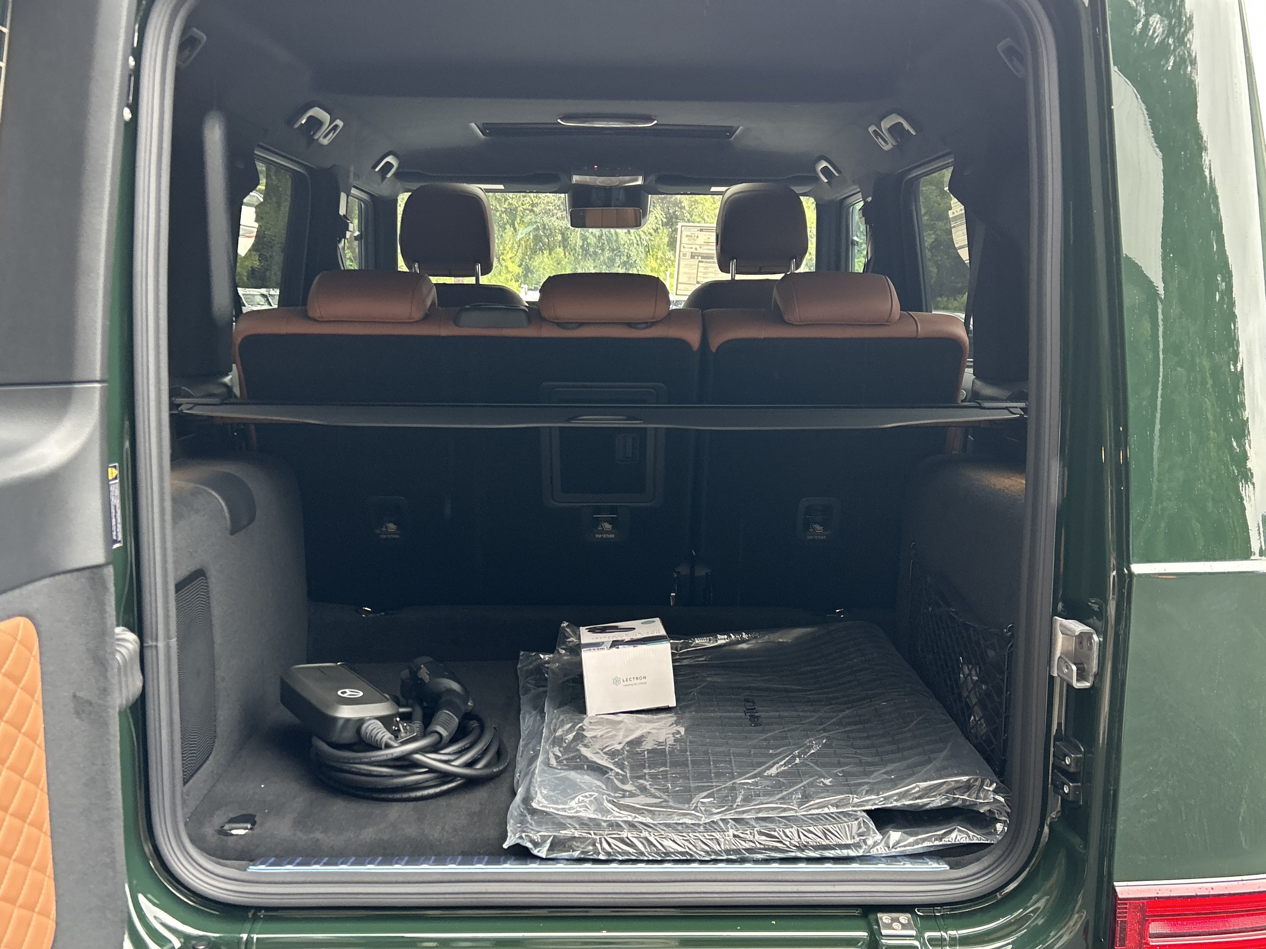 New 2026 MANUFAKTUR Deep Green Non-Metallic Mercedes-Benz G 580e SUV image 9