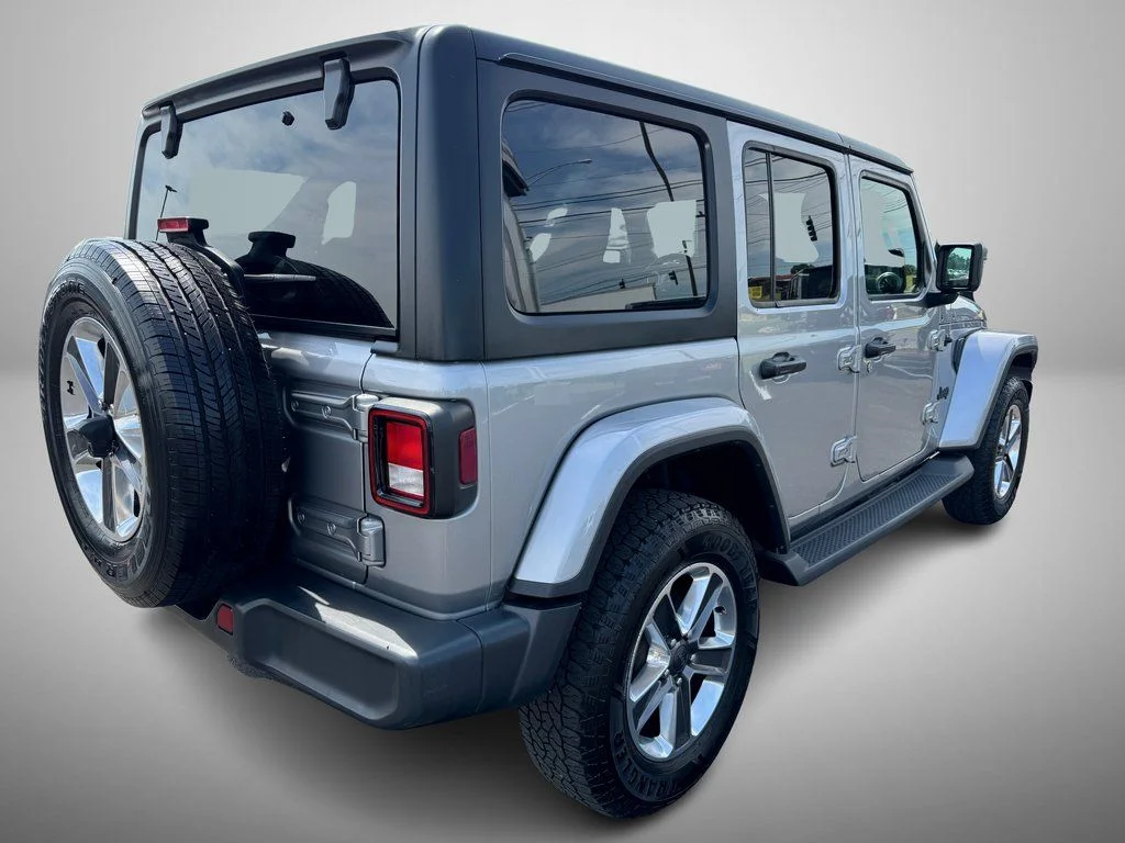 Used 2020 Silver Jeep Unlimited Sahara image 3