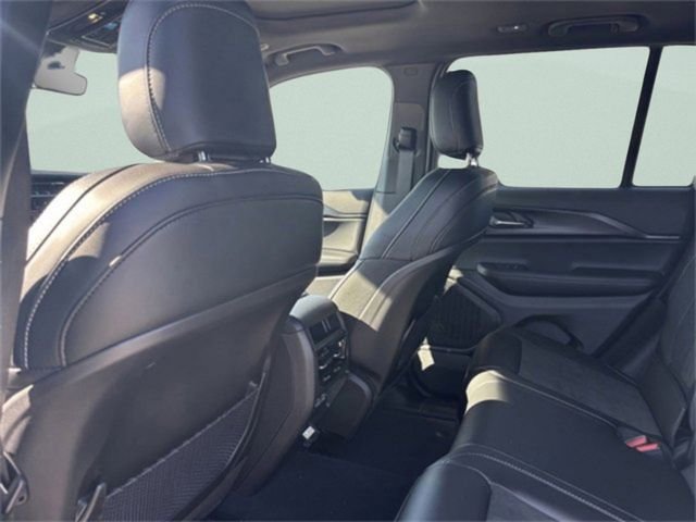 New 2025 Bright White Clear-Coat Exterior Paint Jeep Laredo image 22