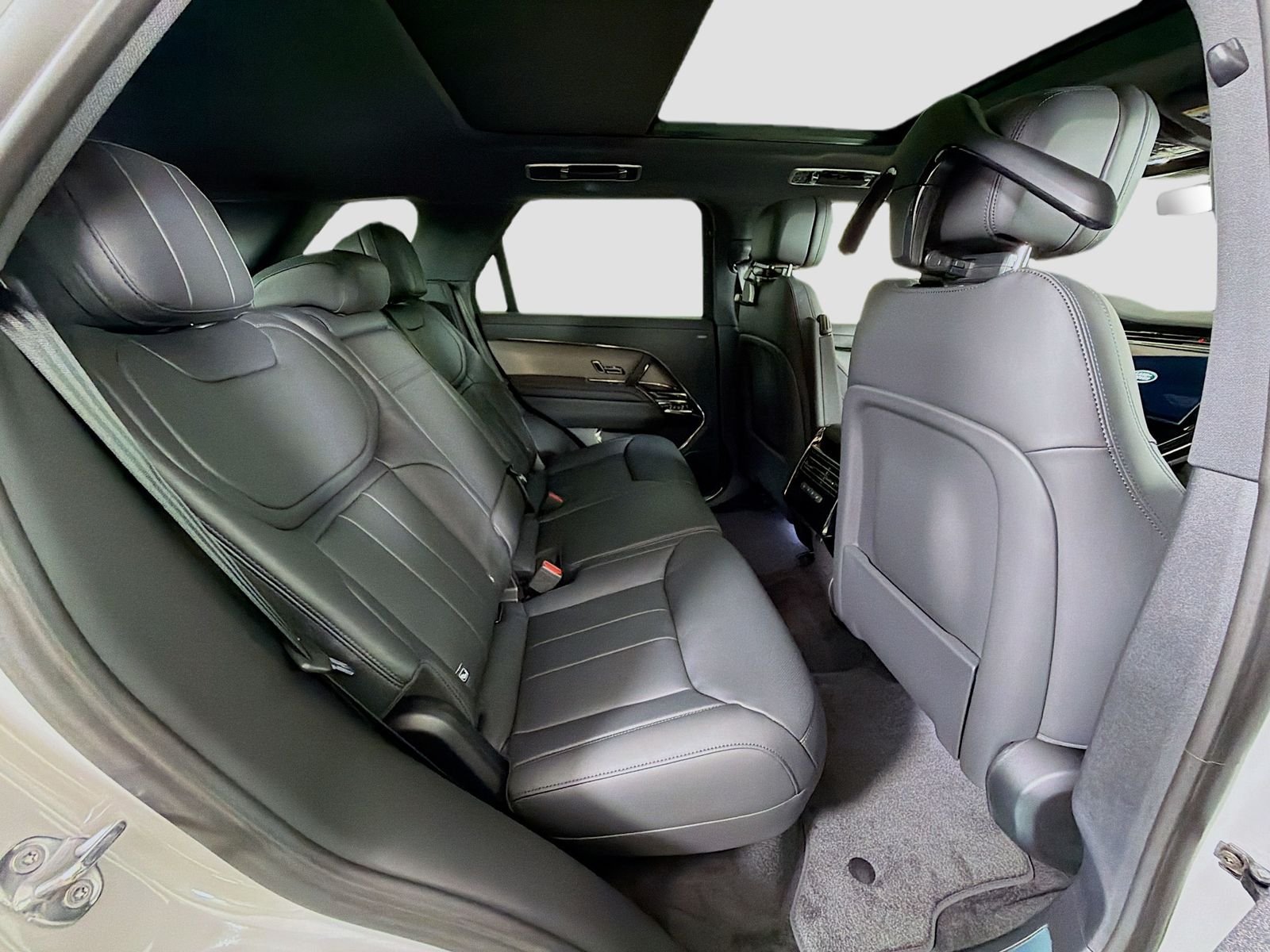 New 2026 Borasco Grey Land Rover SE image 30