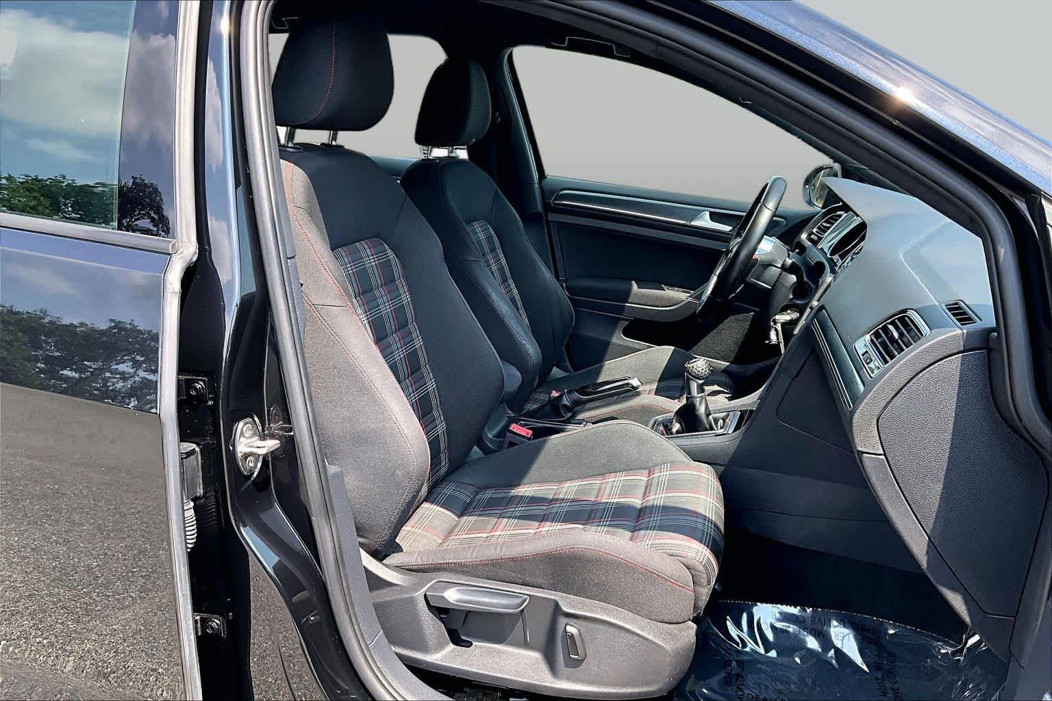 Used 2018 Deep Black Pearl Metallic Volkswagen S image 9