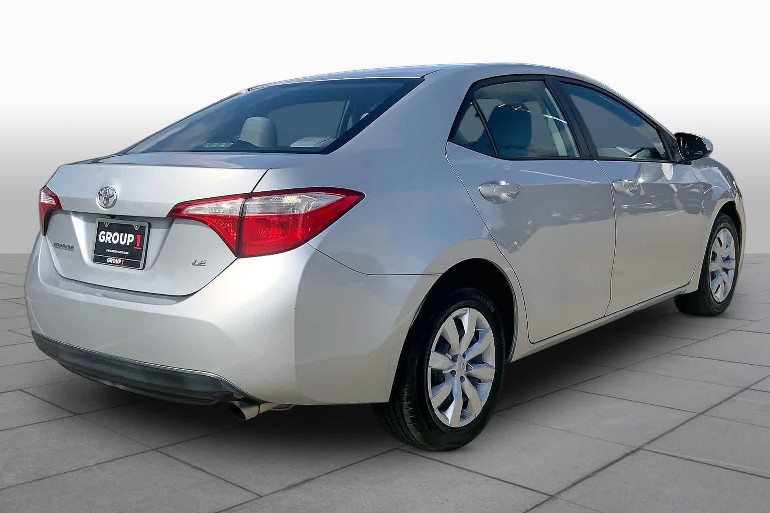 Used 2014 Classic Silver Metallic Toyota LE image 13