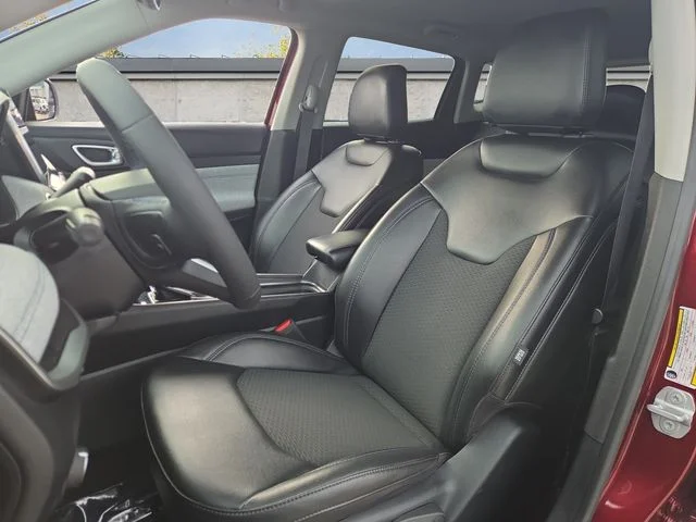 Used 2022 Red Jeep Latitude image 9