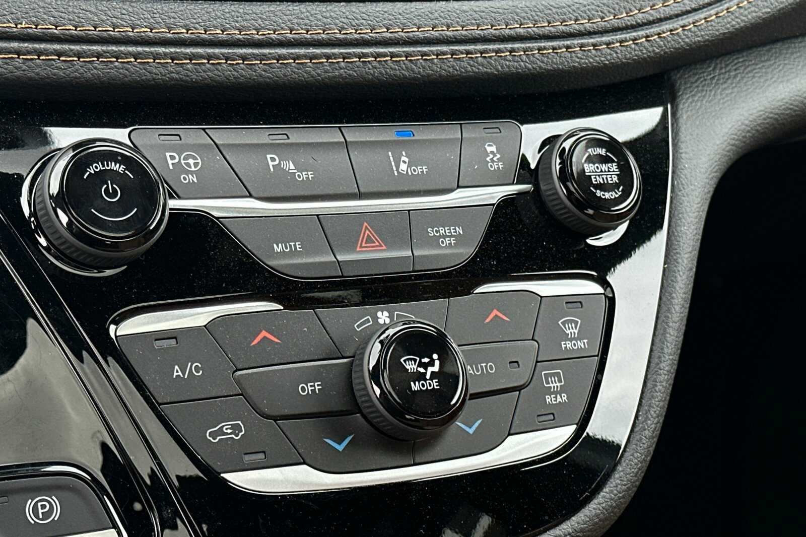 New 2023 Brilliant Black Crystal Pearl-Coat Exterior Paint Chrysler PINNACLE image 22