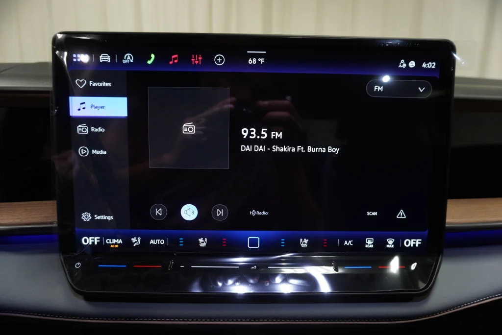 New 2027 Deep Black Volkswagen SE w/Technology image 16