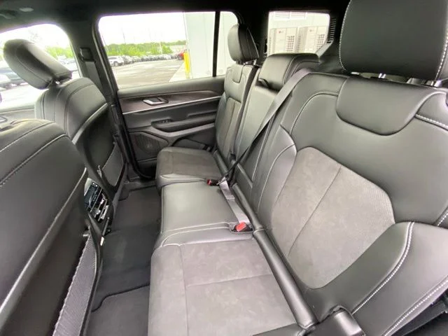 New 2026 Bright White Clear-Coat Exterior Paint Jeep Altitude image 14