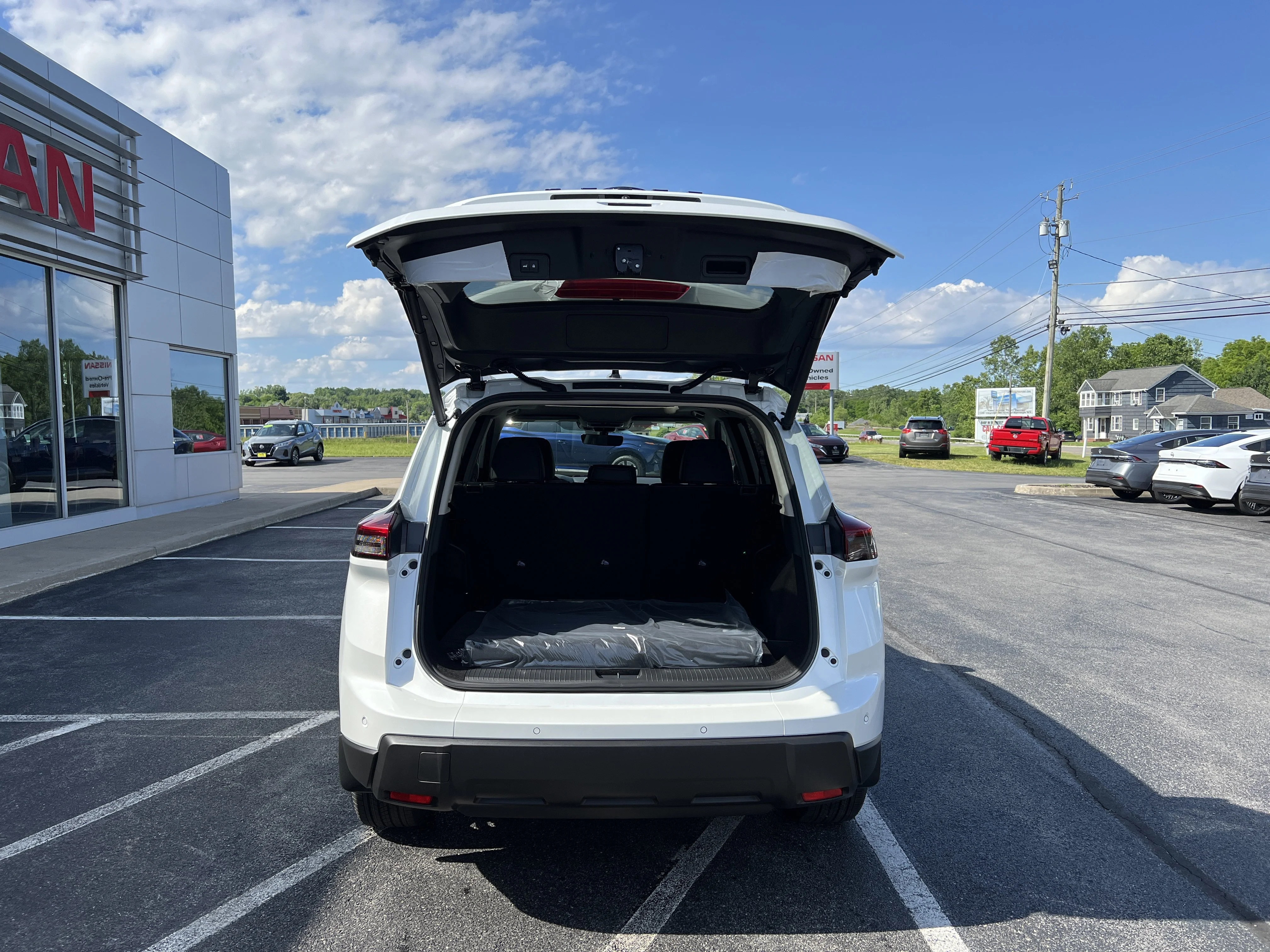 New 2026 Everest White Pearl TriCoat Nissan Dark Armor™ image 4