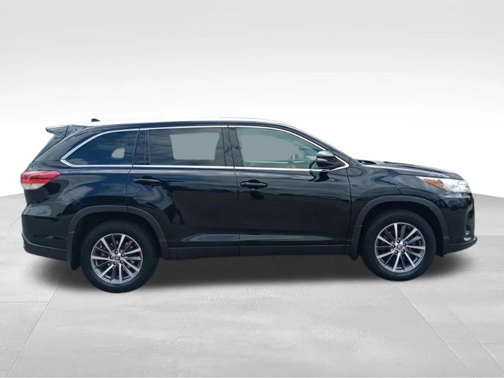 Used 2019 Midnight Black Metallic Toyota XLE image 8