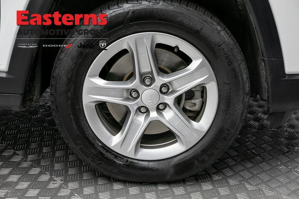 Certified Used 2024 White Jeep Latitude image 30