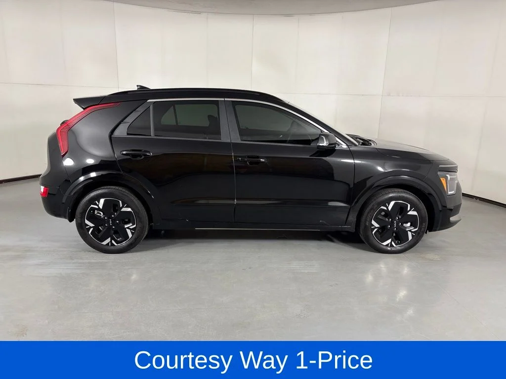 Used 2025 Black Kia Wind image 12
