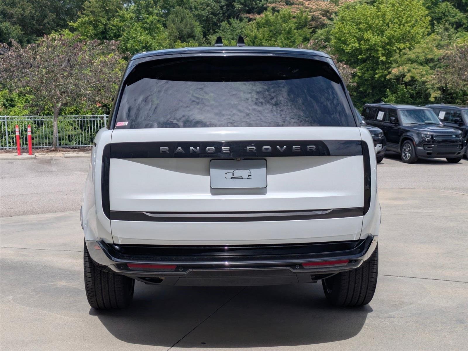 Used 2025 Fuji White Land Rover SE image 6