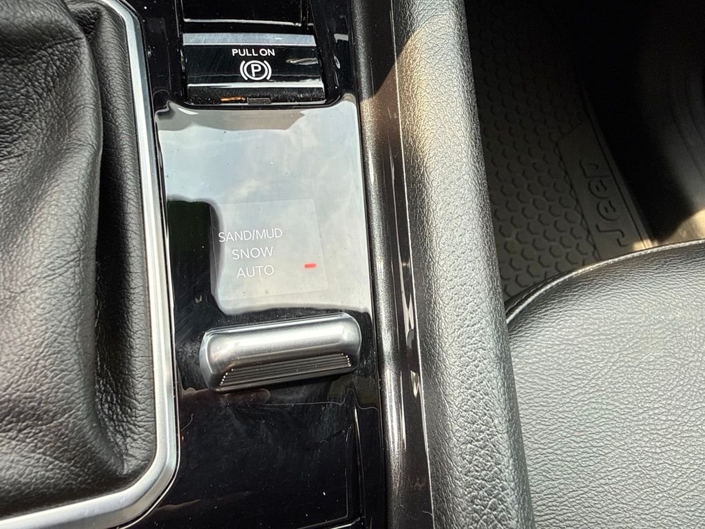 Used 2023 Red Jeep Latitude image 30