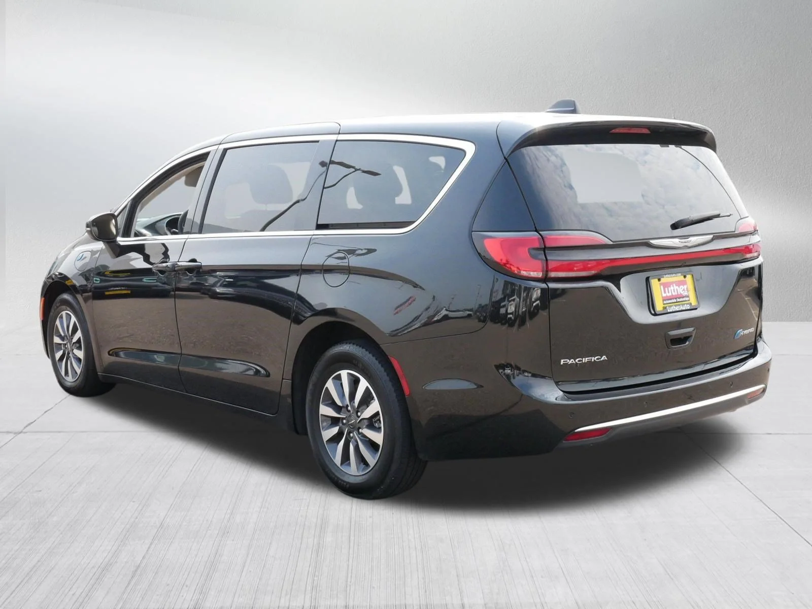 Used 2023 Brilliant Black Crystal Pearlcoat Chrysler Hybrid Touring L image 5