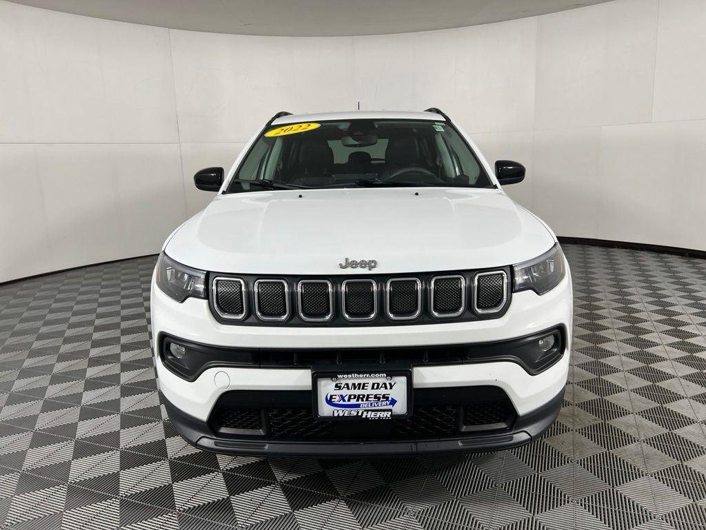Used 2022 Bright White Clearcoat Jeep Latitude image 3