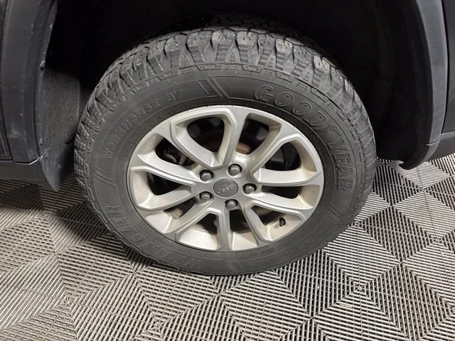 Used 2016 Brilliant Black Crystal Pearlcoat Jeep Laredo image 37