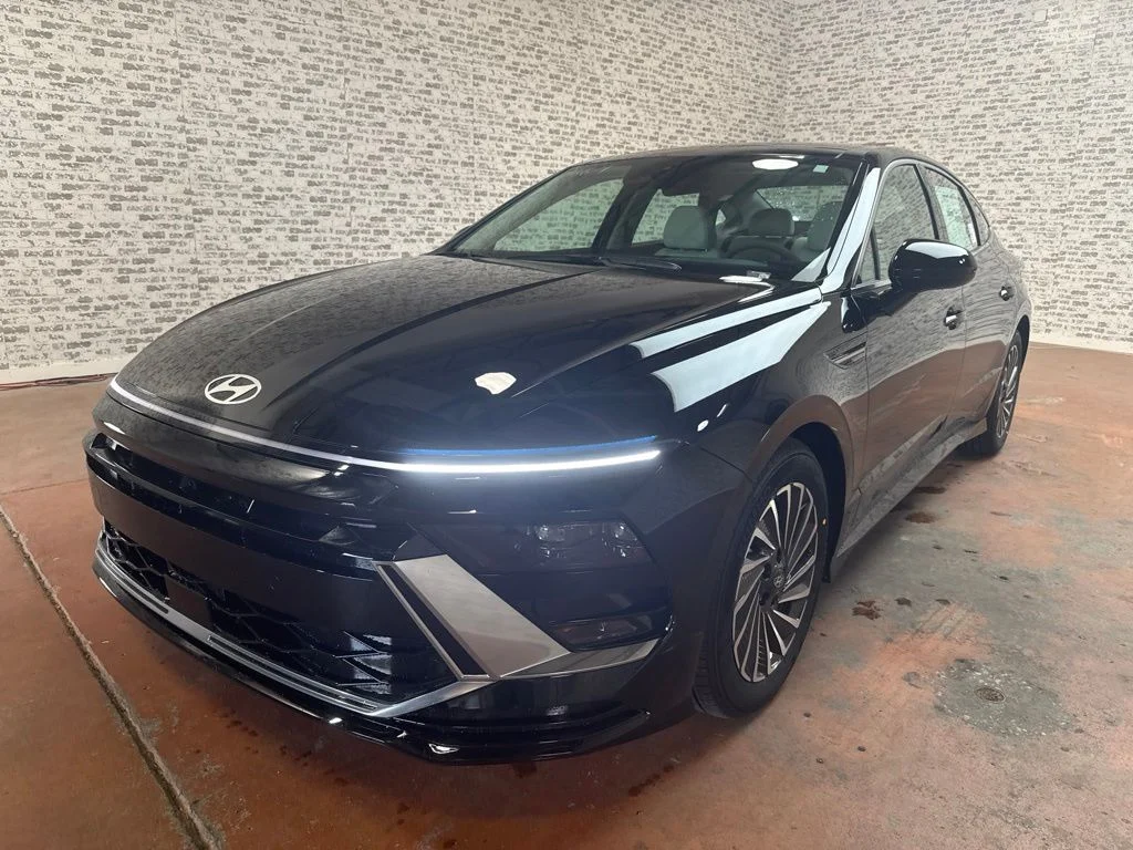 New 2026 Abyss Black Hyundai SEL image 3