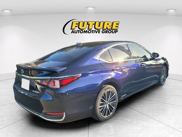 Used 2022  Lexus 300h image 3