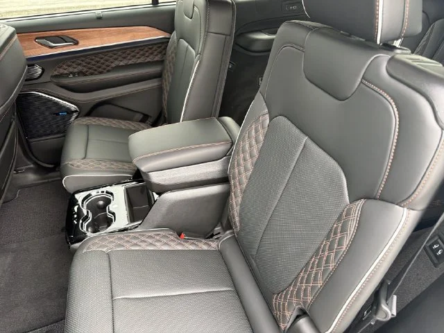 New 2027 Bright White Clear-Coat Paint Jeep Summit image 13