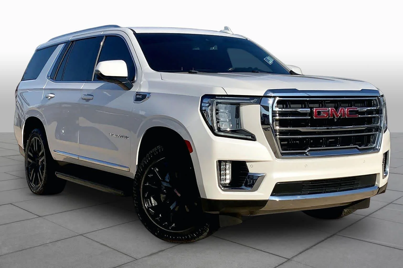 Used 2021 WHITE FROST TRICOAT GMC SLT image 2