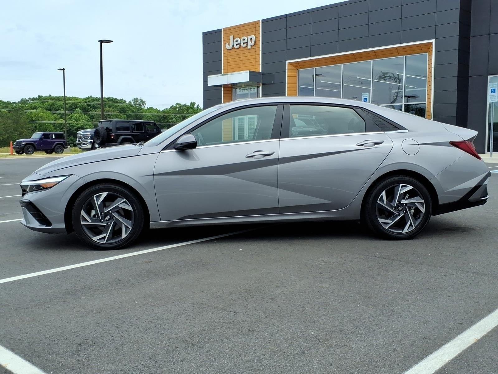 Used 2025 Fluid Metal Hyundai Limited image 3