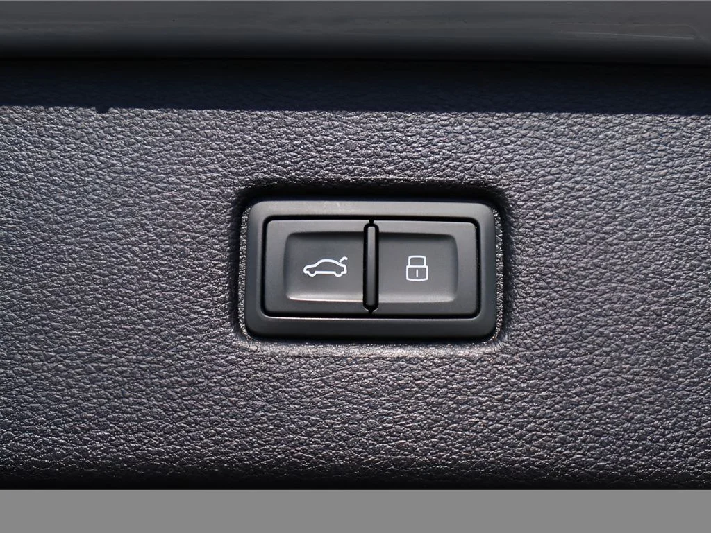 Used 2025  Audi 55 Premium Plus image 17