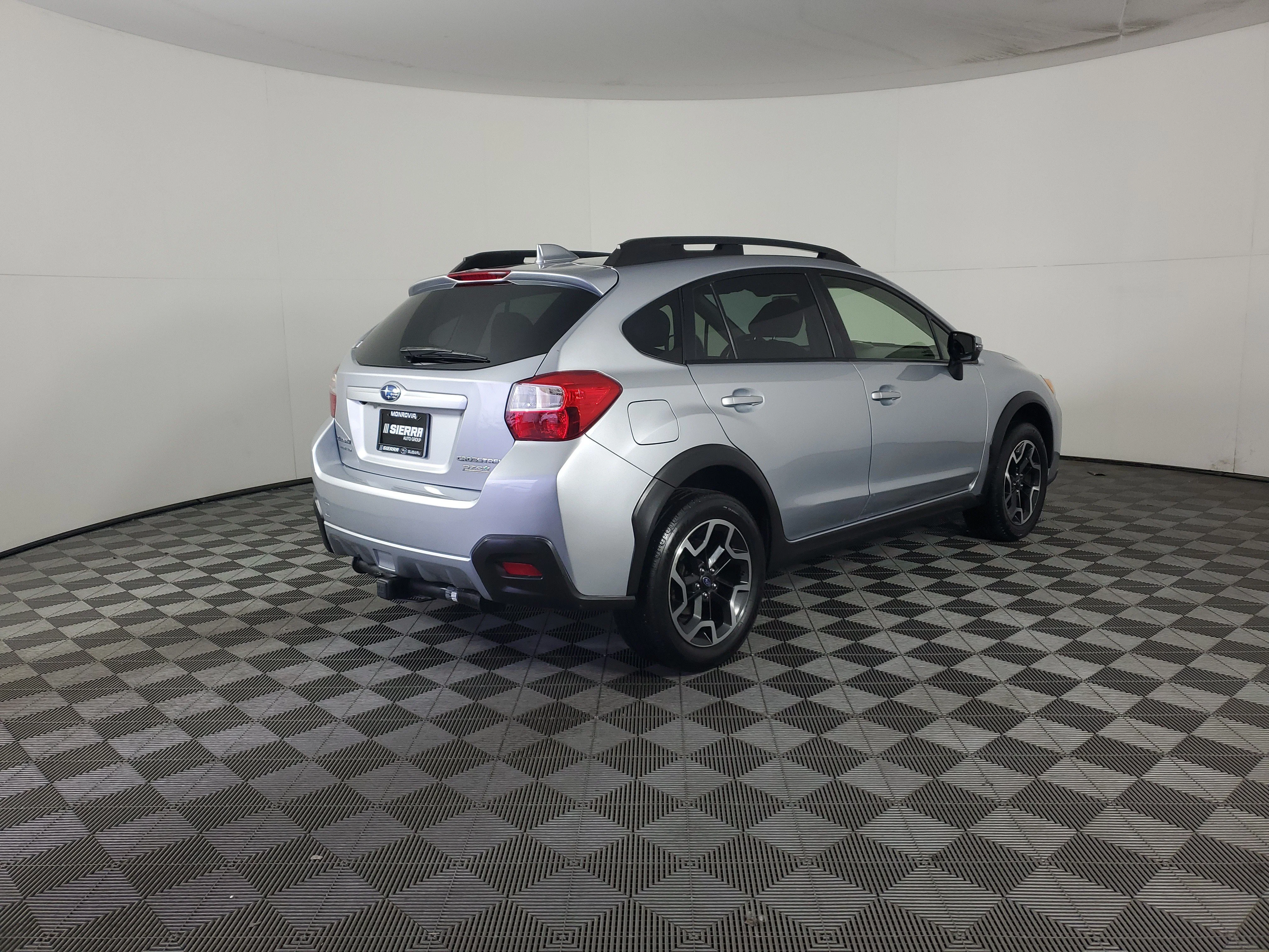 Used 2017 Ice Silver Metallic Subaru Limited image 4