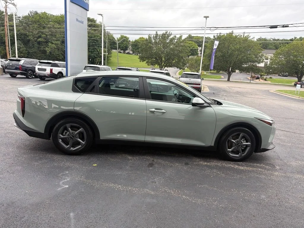 Used 2025 Green Kia LXS image 4