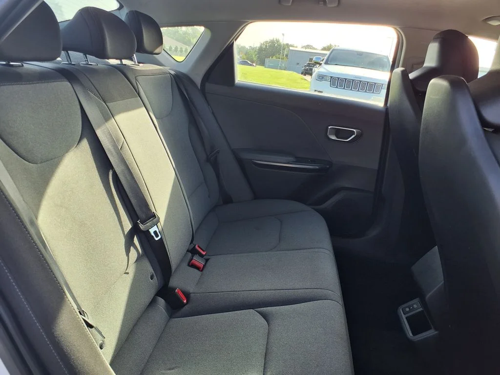 Used 2025 White Kia LXS image 29