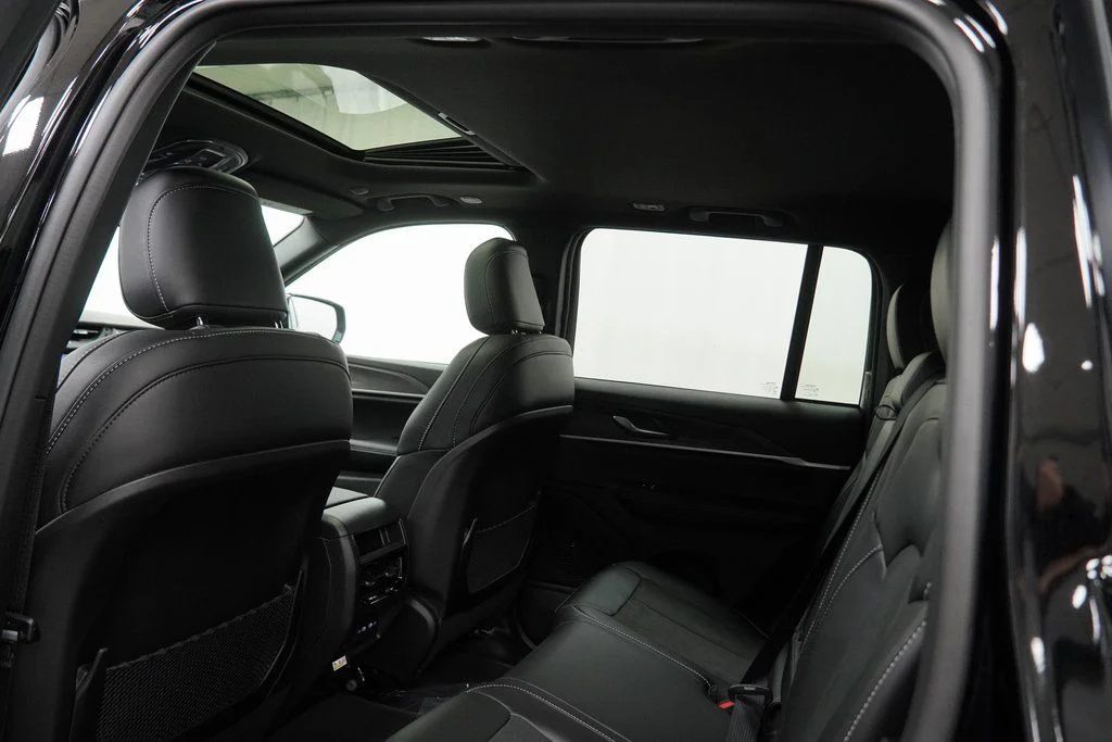 New 2026 Diamond Black Crystal Pearl-Coat Exterior Paint Jeep Altitude image 18
