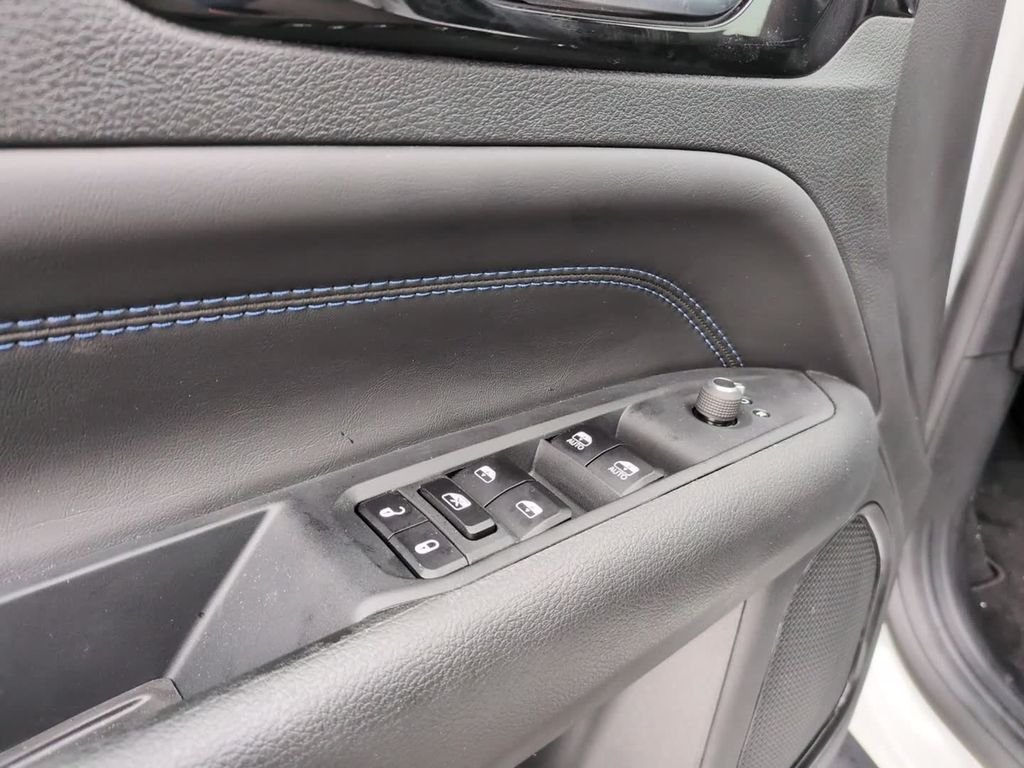 New 2026 White Jeep Latitude image 17