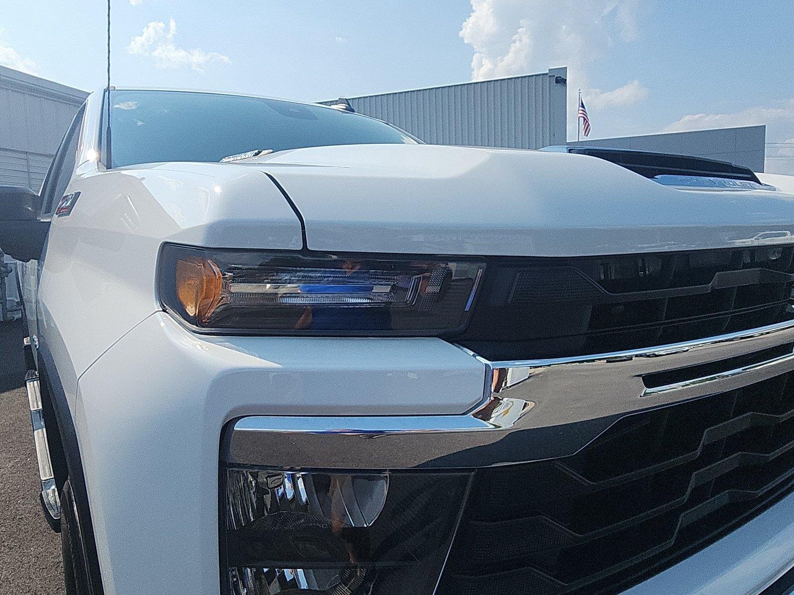 Used 2025 Summit White Chevrolet LT image 12