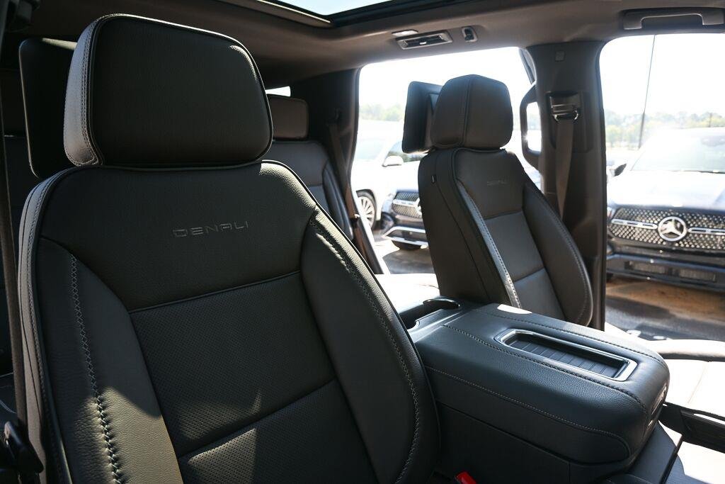 Used 2021 White Frost Tricoat GMC Denali image 17