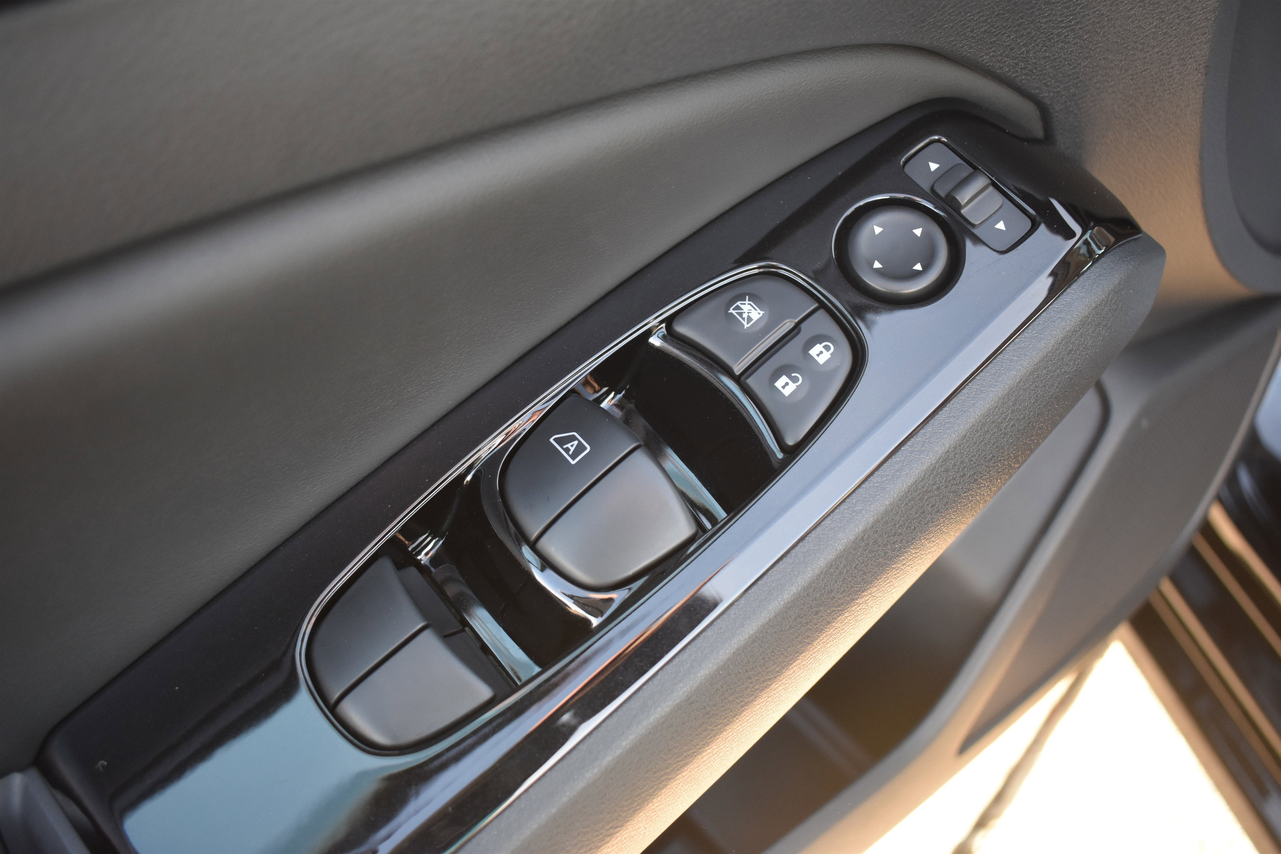 Used 2025 Super Black Nissan SR image 13