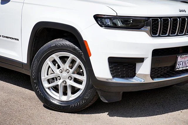 Used 2023 White Jeep Laredo image 3