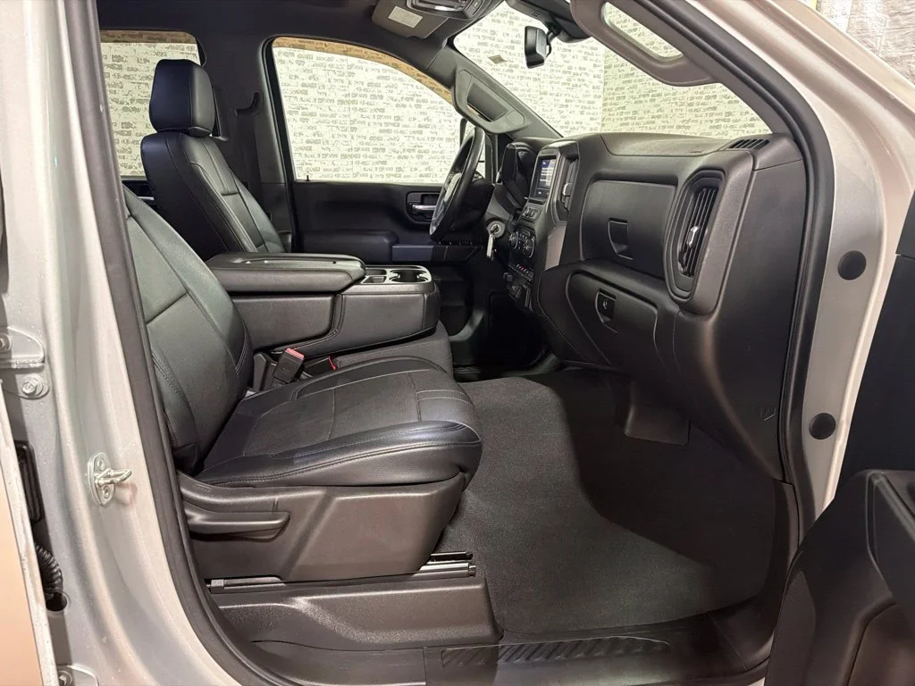 Used 2021 Silver Ice Metallic Chevrolet Custom image 10