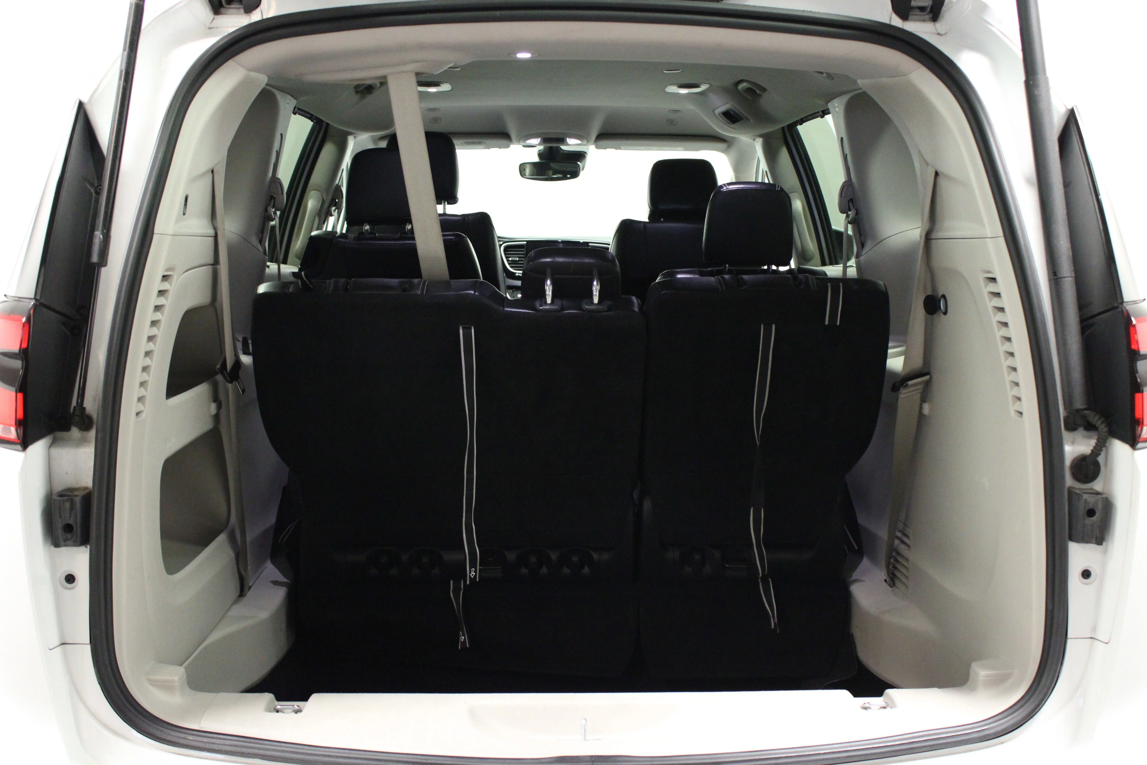 Used 2022 Bright White Clearcoat Chrysler Touring L image 15