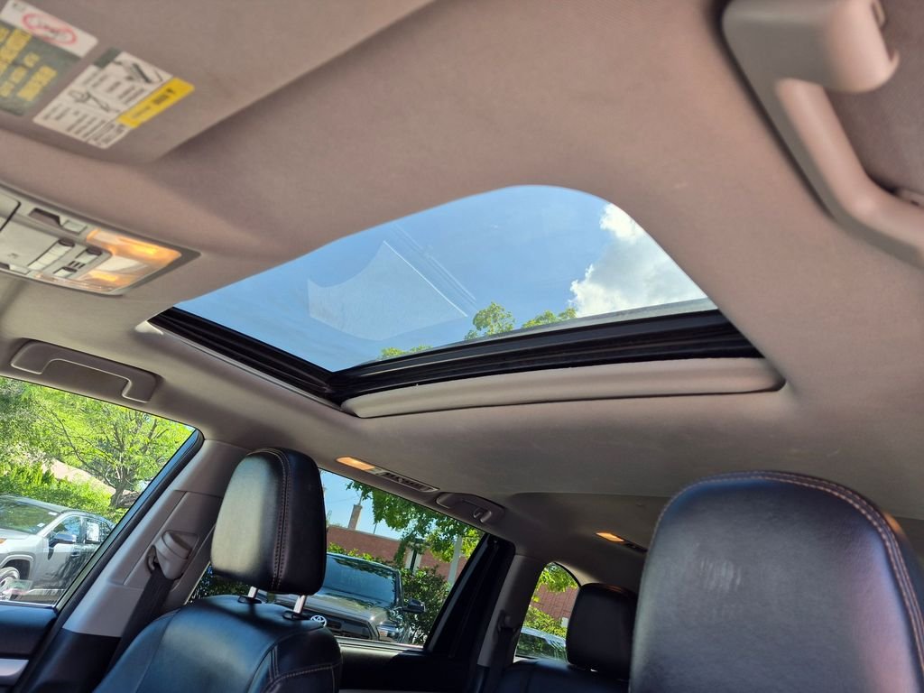 Used 2016 White Toyota XLE V6 image 11