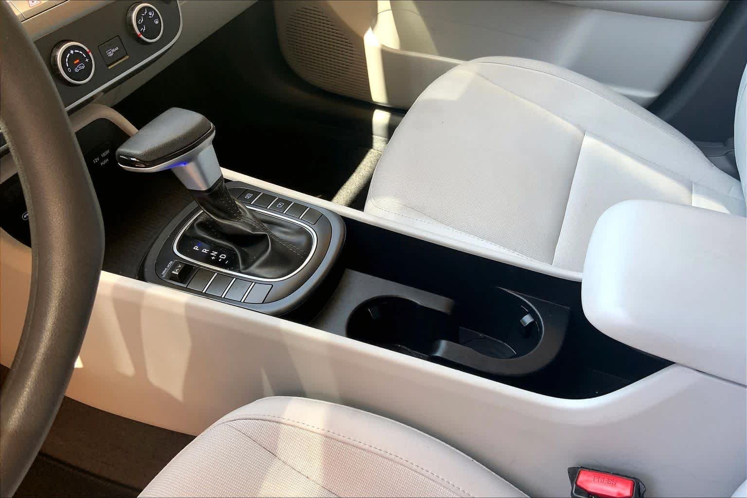2025 Hyundai Kona SE - Photo 16