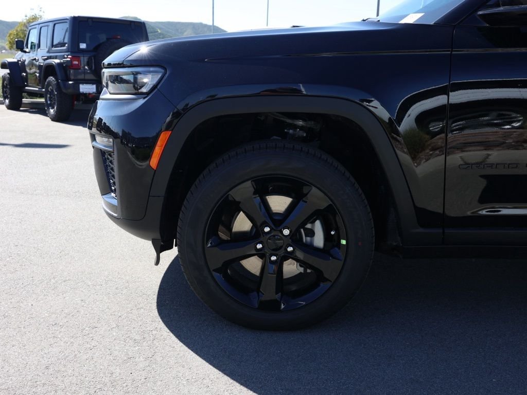 New 2026 Diamond Black Crystal Pearl-Coat Exterior Paint Jeep Limited image 10